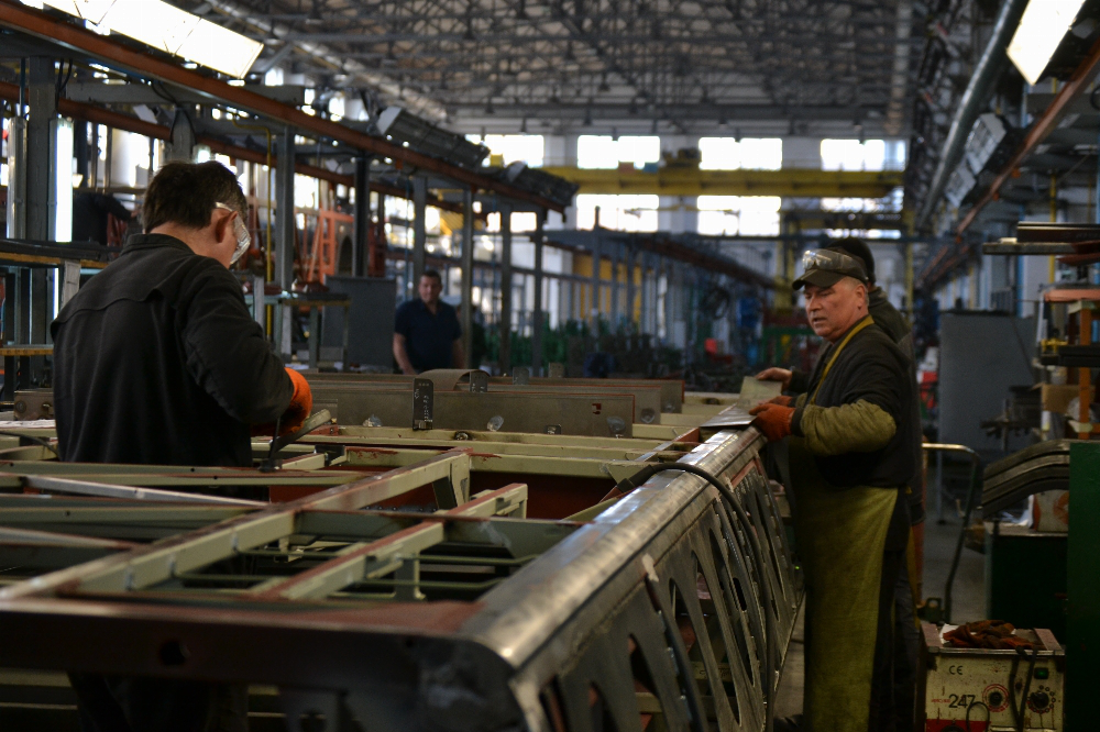 Спорожнілі цехи і огульні відповіді: луцькі депутати відвідали завод «Богдан» (фото)