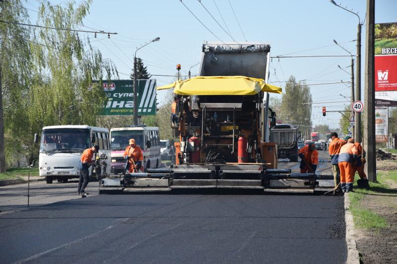 У Луцьку ремонтують дороги та прибудинкові території (фото)