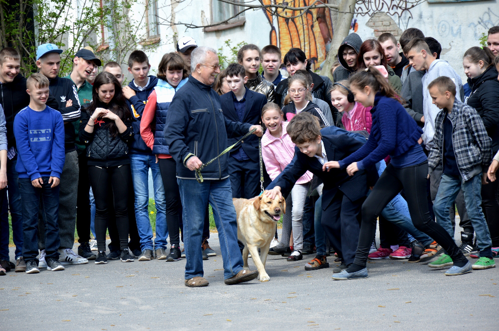 Лікування псами: у Луцьку відбулося заняття для діток (фото)