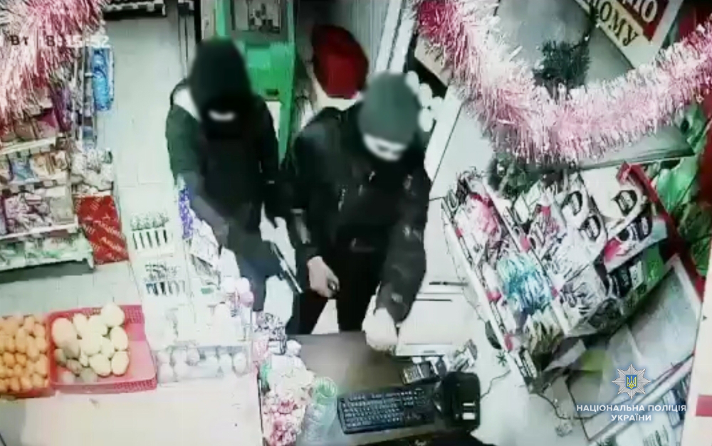 Поліцейські спіймали двох волинян, які зі зброєю грабували магазини 