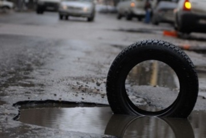 Волинські активісти вимірюють ями на дорогах  