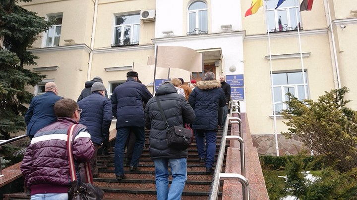 Мітингувальники з «Богдана» зайшли в Луцькраду