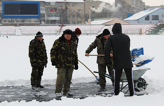 Матч на носі: тренери і фани розчищали луцький  «Авангард» від снігу (фото) 