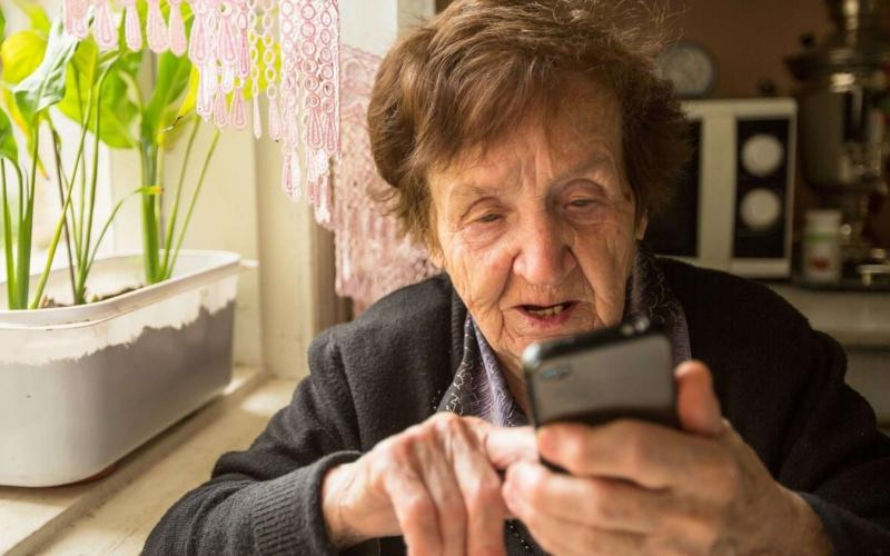 Дослідники виявили, чим саме новітні технології лякають літніх людей