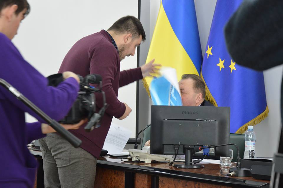 Депутат «зарядив» секретарю Луцькради зошитом (фото, оновлено) 