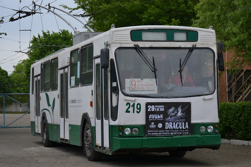 Тролейбуси Луцька ходять «не тими стежками», що платні пасажири