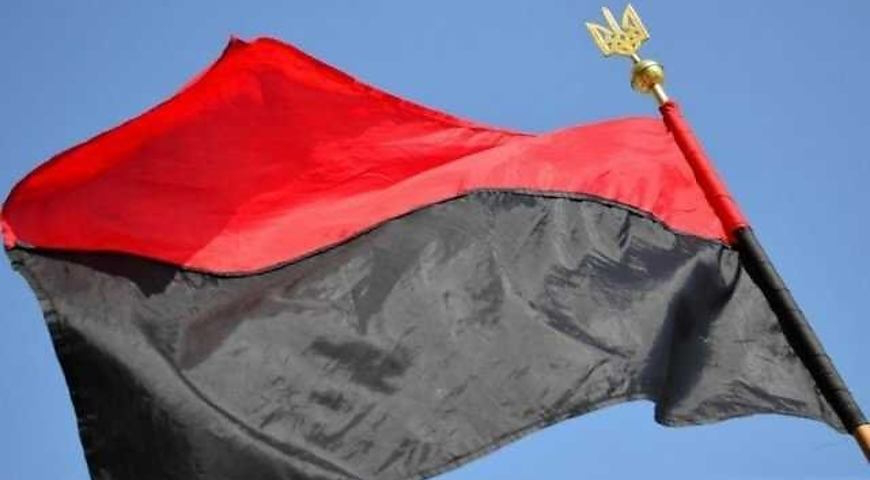 На Прикарпатті поляка змусили підняти червоно-чорний прапор (відео)