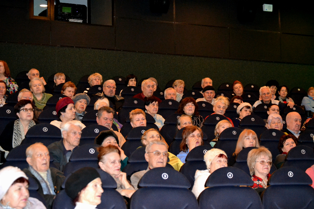 У Луцьку повна зала пенсіонерів зібралася на кіноперегляд (фото)