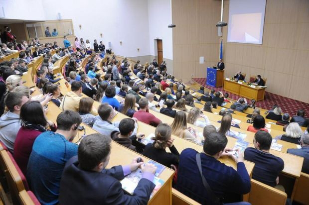 В Україні хочуть дозволити здобувати освіту на роботі 
