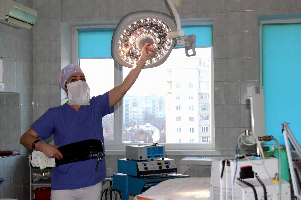 Волинські благодійники-клієнти ПриватБанку подарували лампу для дитячої операційної (фото)