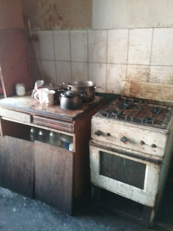 Сморід і безлад: мешканці будинку в Луцьку скаржаться на сусідів (фото) 