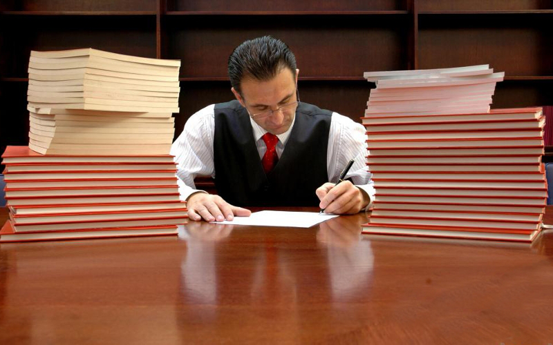 Юристи та менеджери: які спеціалісти можуть покласти дипломи у довгий ящик