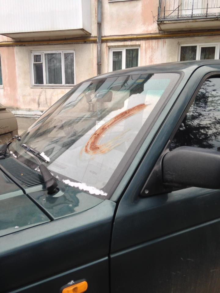 У Луцьку автомобіль вимазали лайном за неправильне паркування (фото) 