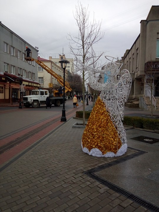 Центральну вулицю Луцька «заселять» різдвяні янголи (Фото)