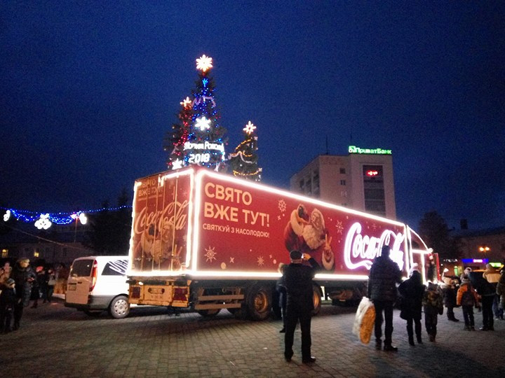 Святкова фура «Coca-Cola» доїхала до головних ялинок Луцька (фото) 