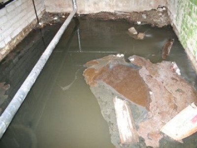 У Луцьку затоплює підвал житлового будинку