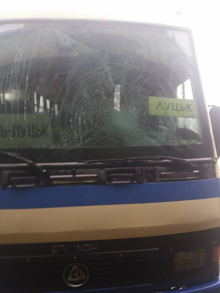 Зі Львова до Луцька пустили автобус із розбитим лобовим склом (фото) 