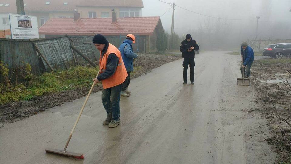 Муніципали змусили будівельників прибирати дорогу (фото)