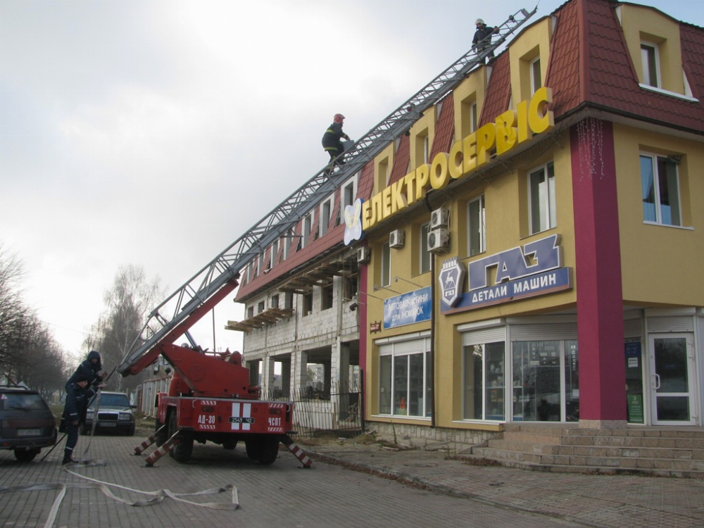 У Луцьку горіла офісна будівля (фото, відео)