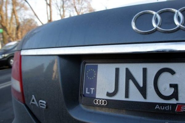 Литовські митники перевірять законність ввезення в Україну авто на єврономерах