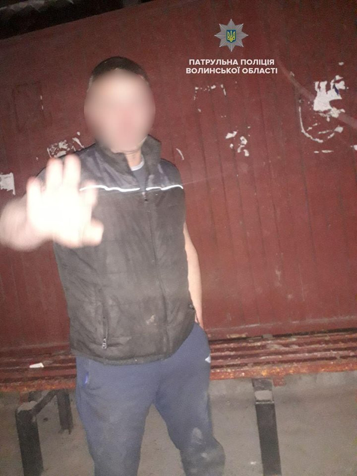 У Луцьку п'янючий водій жбурнув камінь в обличчя поліцейського (фото)