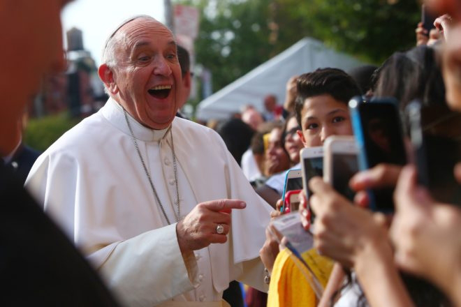 Папа Римський теж грає в мобільні ігри