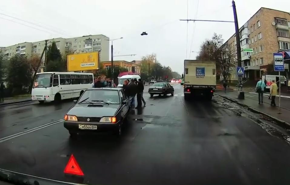 У Луцьку на переході збили жінку (відео) 