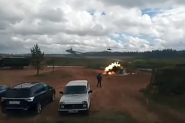 «Захід-2017»: в РФ вертоліт наніс ракетний удар по натовпу глядачів (відео)