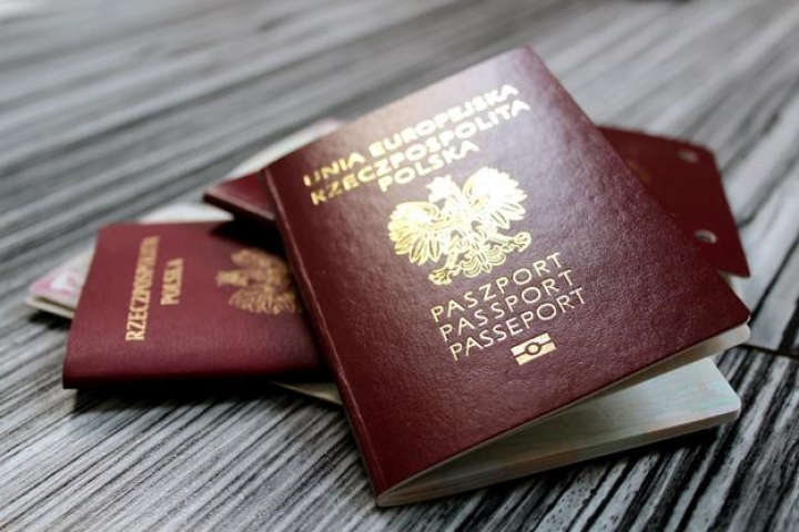 У Польщі закликали відмовитися від зображення «львівських орлят» у паспортах