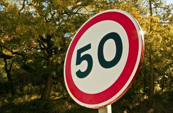 Уряд пропонує обмежити швидкість у містах до 50 км/год