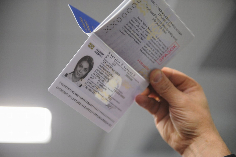 Українців попереджають про шахрайство з біометричними паспортами 