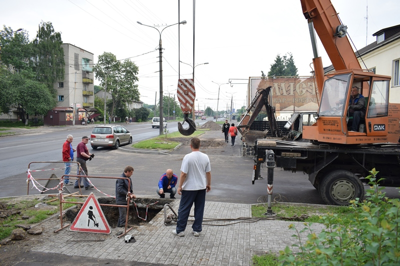 На семи вулицях Луцька ремонтують тепломережі (фото)