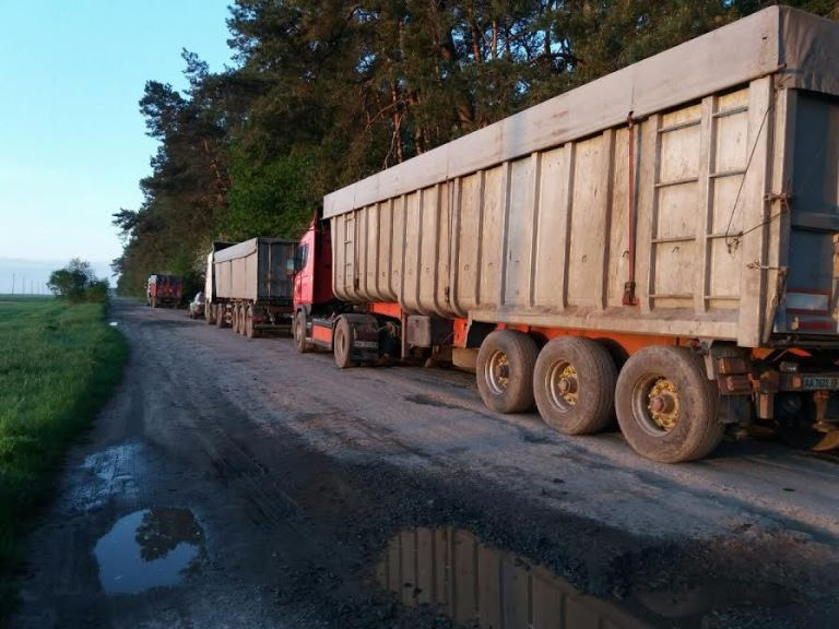 На Волині наклали арешт на вантажівки з львівським сміттям 