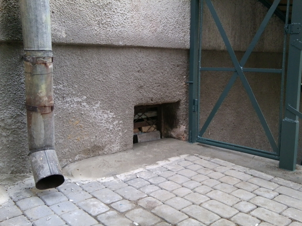 Через ремонт у дворах луцьким підвалам загрожує підтоплення (фото)