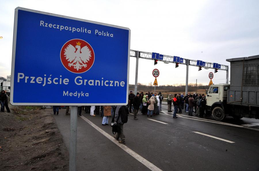 У Польщі затримали митників, яких звинувачують у контрабанді сигарет з України