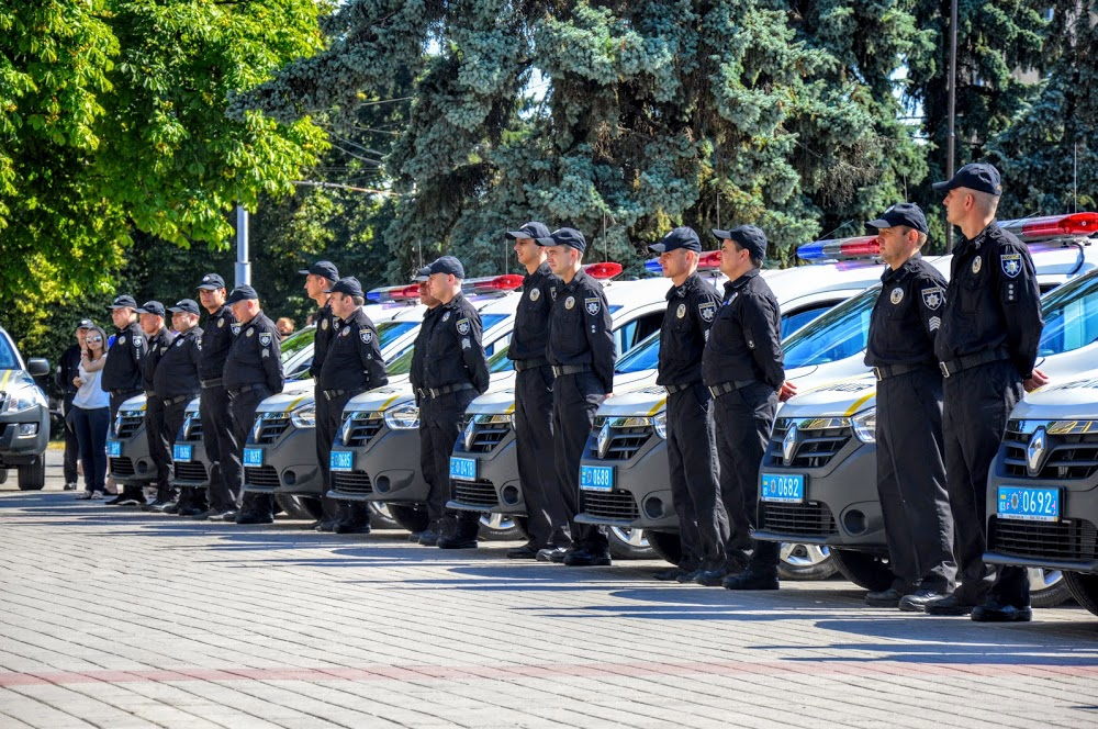 Українських поліцейських одягнуть в нову форму 