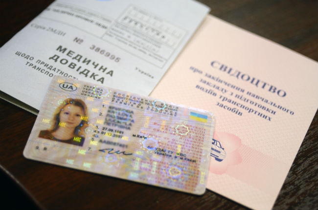 Українцям доведеться перездавати на права кожні 5 років 