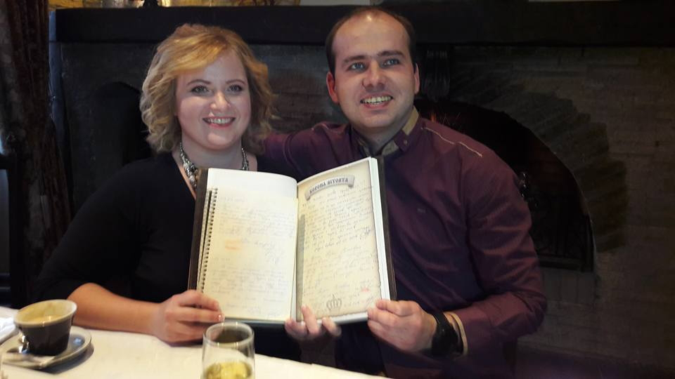 Луцький ресторан відшукав авторів «романтичного відгуку» 20-річної давнини (відео)