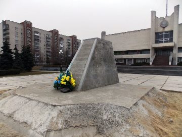 Пам'ятник Степану Бандері біля РАЦСу: 
