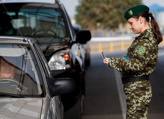 Уряд дозволив прикордонникам зупиняти автомобілі для перевірки документів