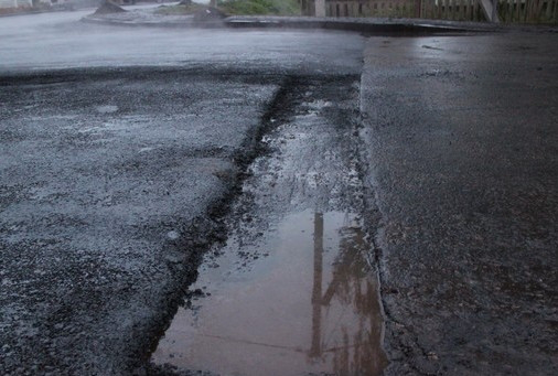 На Волині ремонтують дорогу за «нанотехнологіями» – в дощ (фото, відео)