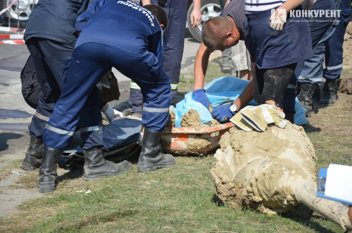 Медики прокоментували смерть робітника в Луцьку, який впав у котлован (відео)