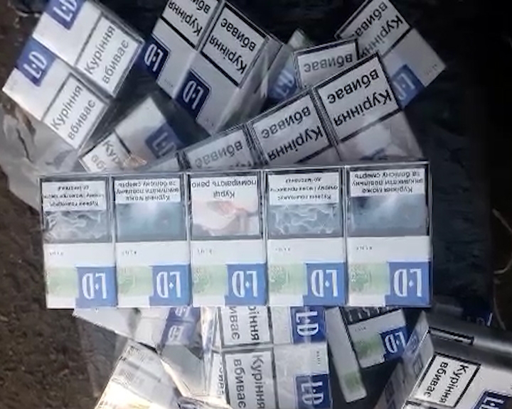 На кордоні Волині з Польщею  виявили присипані рудою 1,5 тисячі пачок сигарет