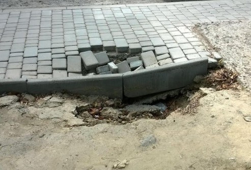 Нещодавно облаштований тротуар у Луцьку 