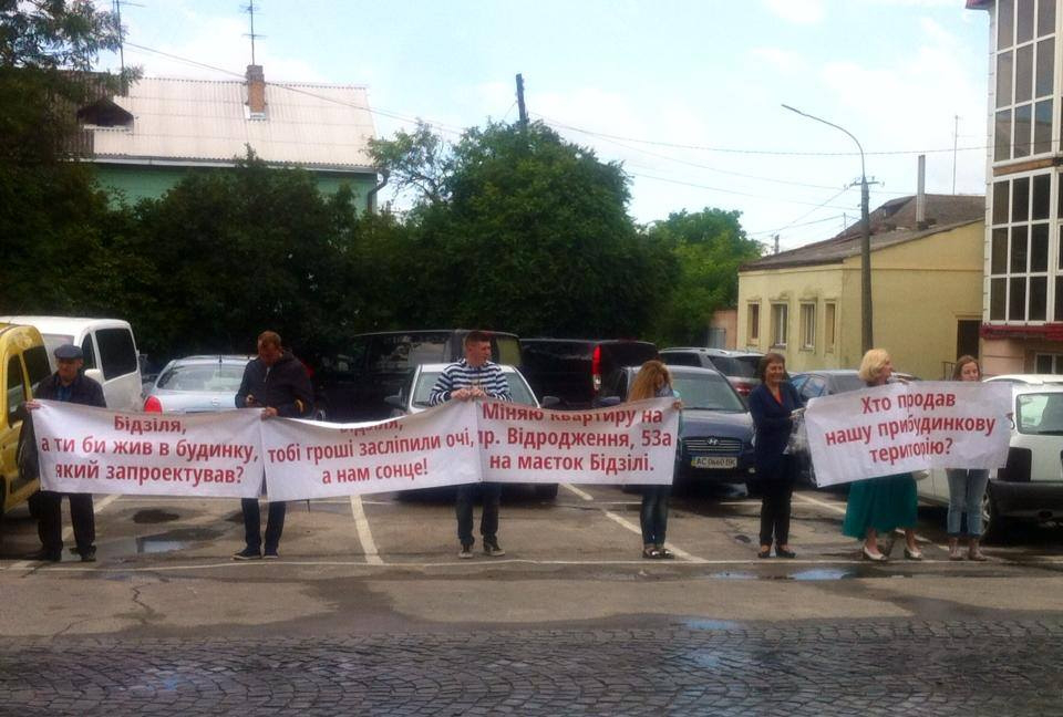 Мешканці проспекту Відродження протестують проти будівництва