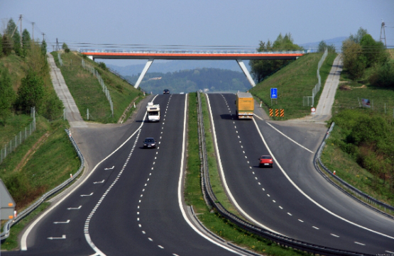 Де в Україні планують збудувати платні дороги