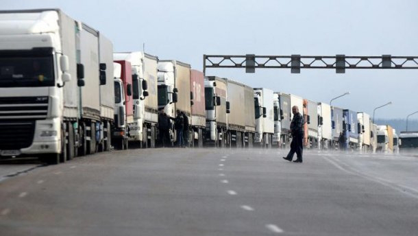 На російському кордоні почали блокувати українські вантажівки 