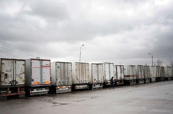 Казахстан рекомендує українським вантажівкам оминати РФ з 1 липня 