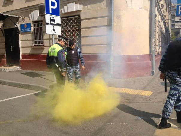 У Москві посольство України закидали фаєрами