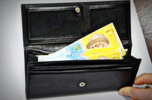 Українські чиновники з травня отримуватимуть бонуси 